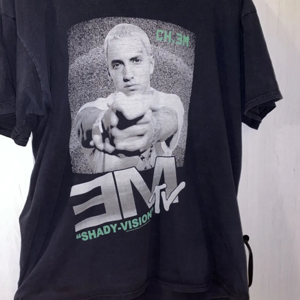 Eminem x Mtv collab tshirt ifrån 2013 Är i bra skick utan fläckar o skit Hittade en annons där den  såldes begagnad för 900 Jag har M i kläder men den är snygg i oversized. T-shirts.