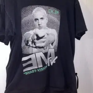 Eminem x Mtv collab tshirt ifrån 2013 Är i bra skick utan fläckar o skit Hittade en annons där den  såldes begagnad för 900 Jag har M i kläder men den är snygg i oversized