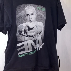 Vintage Eminem Tshirt - Eminem x Mtv collab tshirt ifrån 2013 Är i bra skick utan fläckar o skit Hittade en annons där den  såldes begagnad för 900 Jag har M i kläder men den är snygg i oversized
