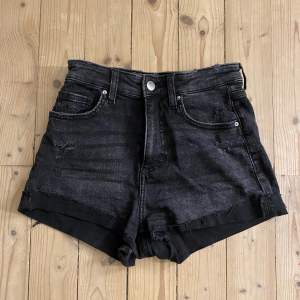 Svarta jeans shorts ca 2 år gamla. Mycket bekväma och i bra skick men också mycket korta. Säljer för 50kr. Frakt ingår inte i priset. 