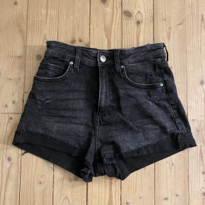 Svarta jeans shorts  - Svarta jeans shorts ca 2 år gamla. Mycket bekväma och i bra skick men också mycket korta. Säljer för 50kr. Frakt ingår inte i priset. 