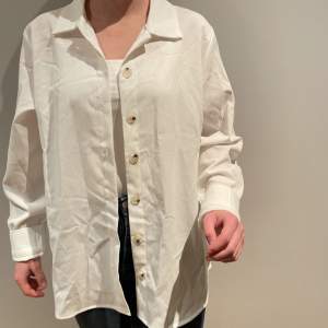 Fin vit skjorta från shein som är helt oanvänd. Storlek 38, M.  100kr + frakt