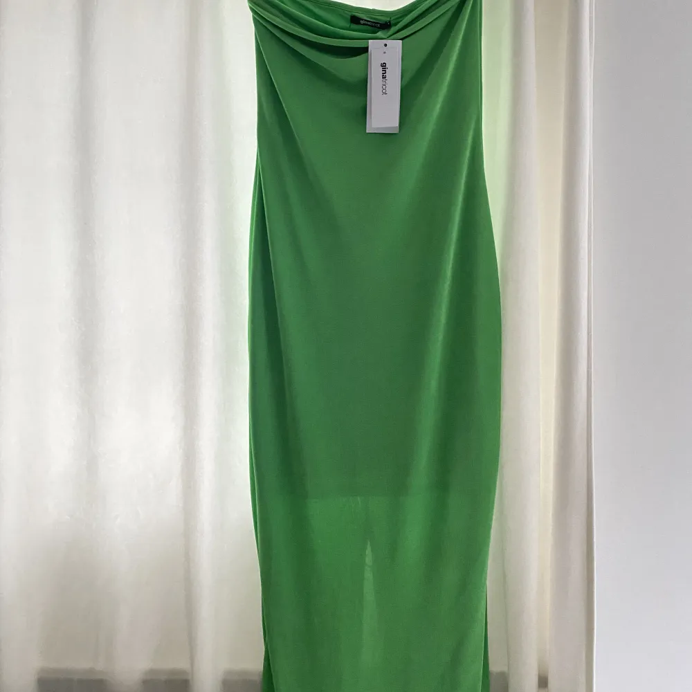 Helt ny klänning från GINATRICOT. Storlek L. Nypris 399kr. Säljs för 199kr. Frakt tillkommer. . Klänningar.