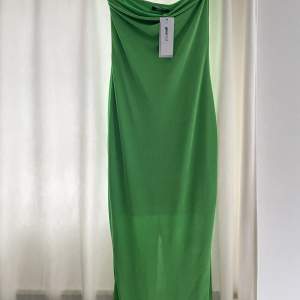 Helt ny klänning från GINATRICOT. Storlek L. Nypris 399kr. Säljs för 199kr. Frakt tillkommer. 