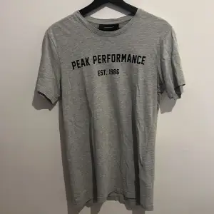 Säljer nu denna grå Peak Performance t-shirt i storlek S. Den är knappt använd och är i stort sätt i nyskick.