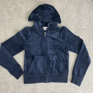 Juicy couture  - Säljer för att jag har redan sålt mina byxor på Plick ,har kvar prislappen,om man undrar något eller har funderingar så är de bara att kontakta mig 💕🫶🏻