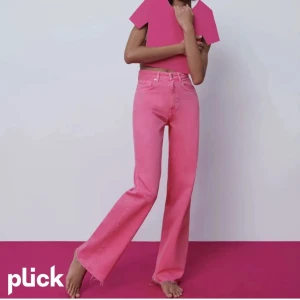 Rosa jeans  - Säljer dessa fina rosa jeans från Zara. Inga defekter. Strl 40 men passade även mig bra när jag hade strl 38. Det finns en extra knapp i midjan om man vill ha de mindre i midjan. 💗💗💗