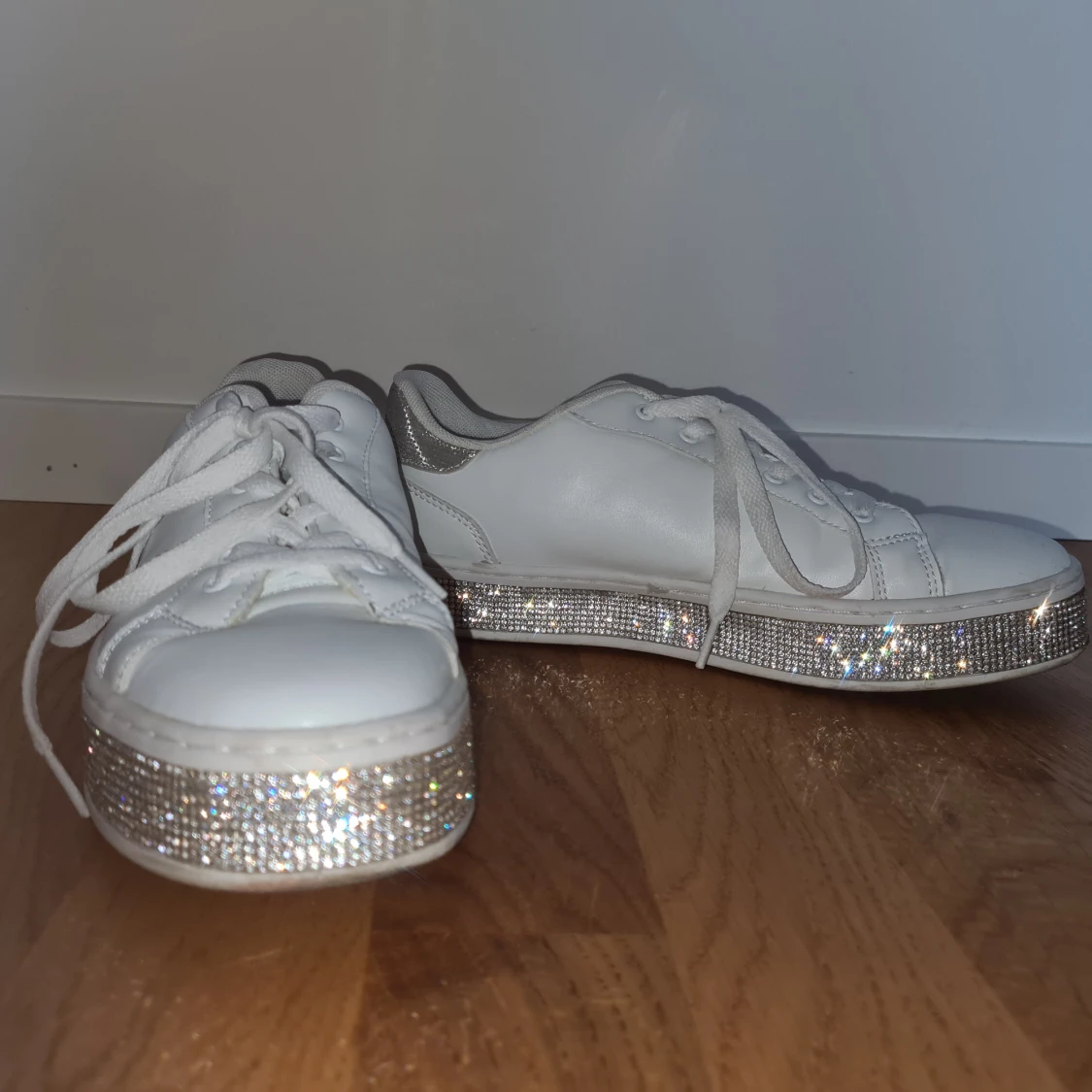 Vita glittriga snaekers - 90