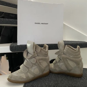 Isabel marant skor  - Så snygga trendiga isabel marant skor! Vill köpa en ny färg. bra skick, dustbag samt låda finns, lådan är lite sönder pga hund. Inga större defekter endast några små fläckar( borde gå att få bort ) Nypris 5700!  Möts i Stockholm, kan byta mot väska/skor⭐️💓