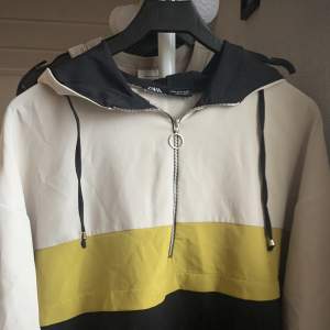 En oanvänd zipup-hoodie från Zara❣️ Jag har haft den hemma ett tag men aldrig använt den 🥰 Den är i storlek M men både S & L kan använda den utfifrån vad man tycker är snyggt ☺️