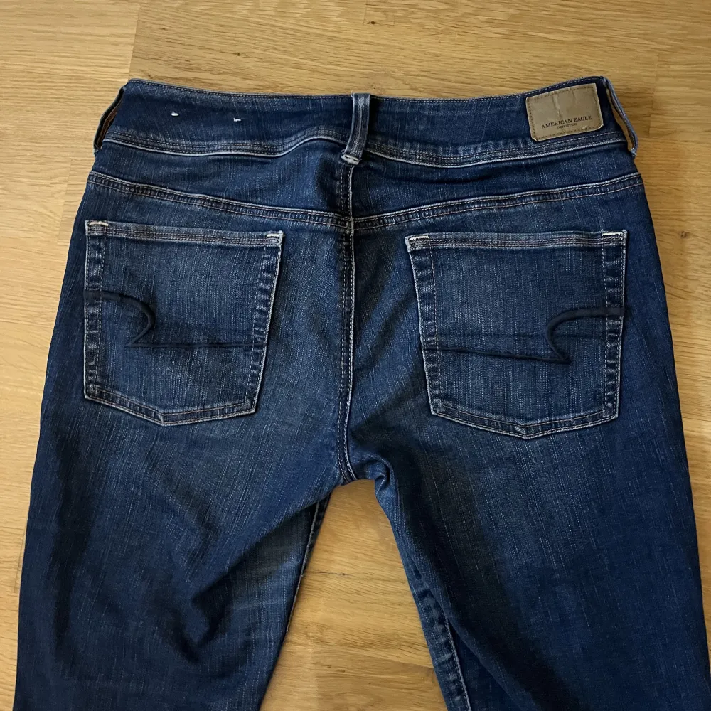 Säljer dessa snygga långmidjade jeans från American Eagle. Passar xs-m.. Jeans & Byxor.