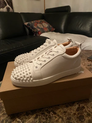 Louboutins Low - Säljer mina Louboutins vita låga i storlek 38 pga misslyckad julklapp. Allt som jag fick ingår vid köp av skorna. Aldrig använda eller provade. men PM för mer frågor! 