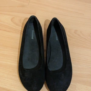 Ballerinaskor  - Säljer dessa då de inte har använts på länge och är så gott som nya. Jag skulle säga att de är mer en 39 än en 38.