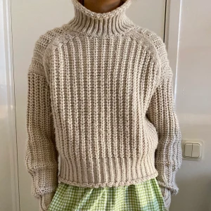 Stickad tröja  - En stickad beige tröja 