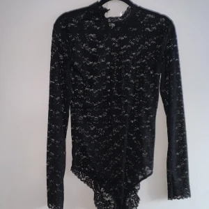 Svart body  - Svart body i spetsogt material från Åhléns. Aldrig använt 
