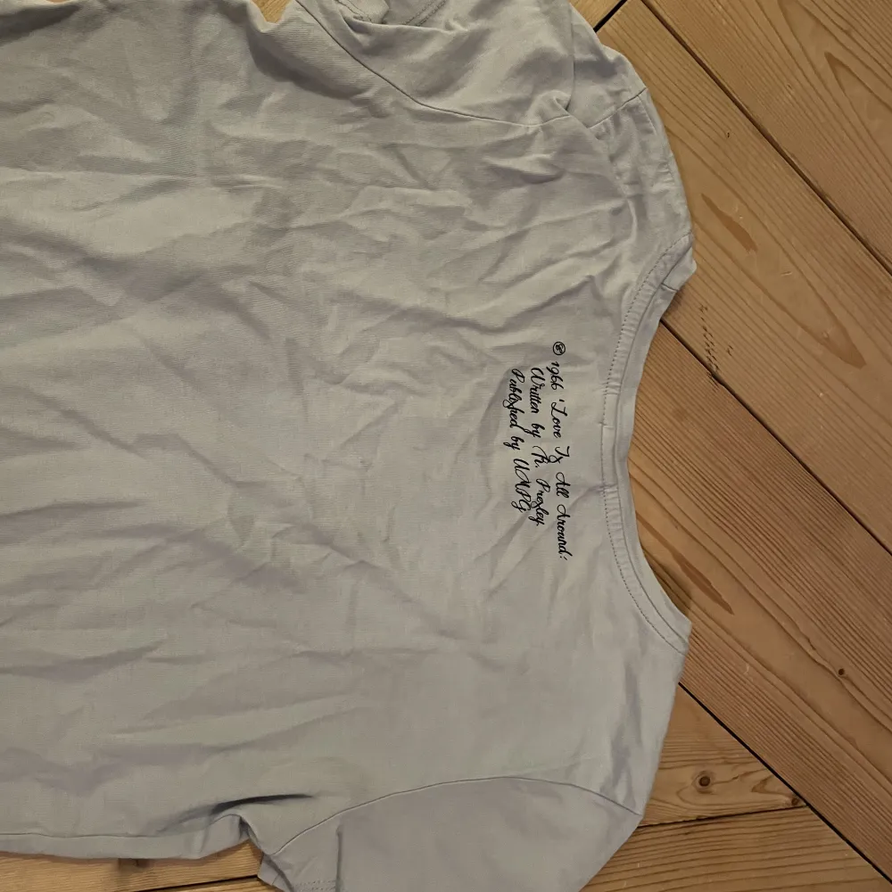 Jättesöt t shirt från Esprit! Helt oanvänd och jättefint skick. Aldrig använd av mig, därför den säljs 💕 Frakt tillkommer . T-shirts.