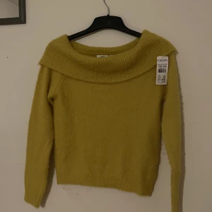 NY! Med tags - NY MED TAGS! ❤️Mjuk gosig tröja i material 65%polyamid och 35% acrylic. ❤️Storlek 158/164 men passar en S/M lika bra. ❤️Nypris 249kr,mitt pris 60kr.