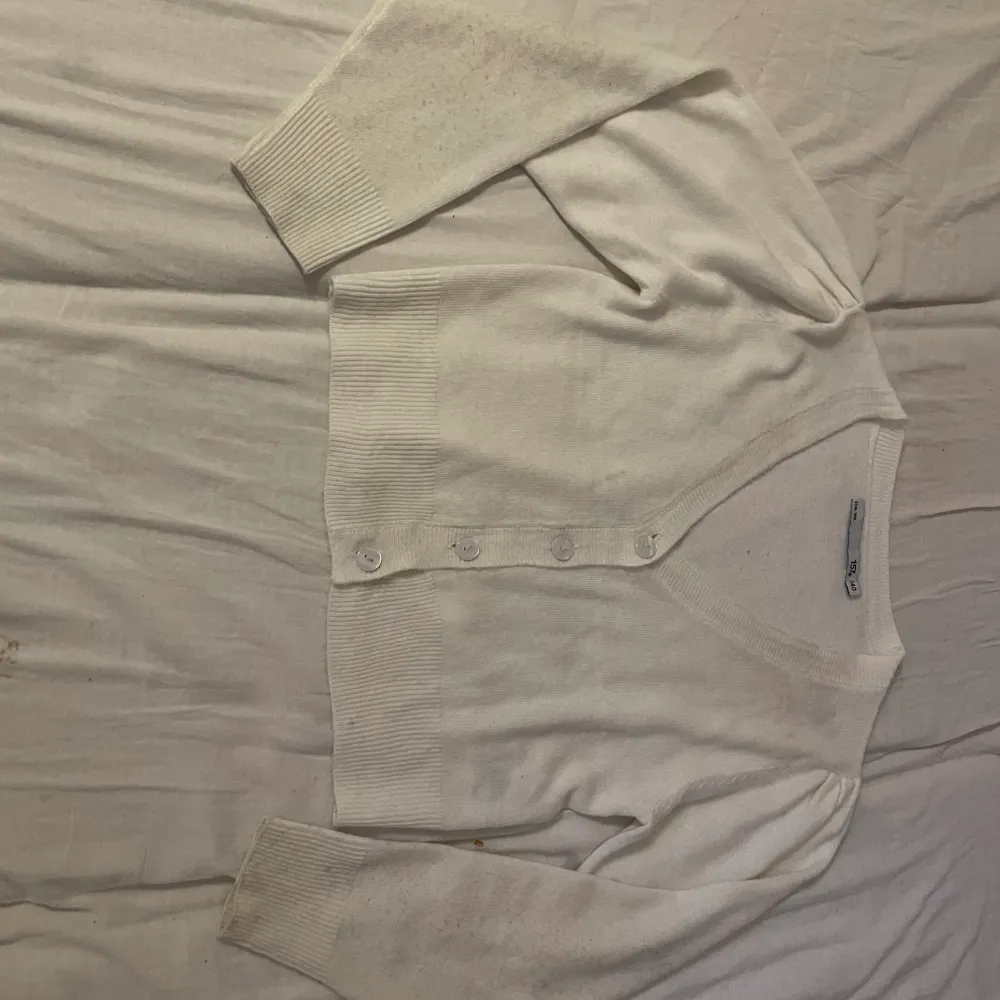 Fin vit kofta/stickad tröja,superfint skick!endast använd få gånger.storlek 140. Tröjor & Koftor.