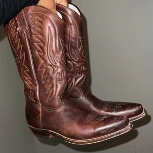 Cowboy boots - Hej!! Snyggaste cowboy bootsen från humana som inte kommer till användning. Det är storlek 42 men passar skit bra på mig som har 39! Pris kan diskuteras vid snabb affär💕