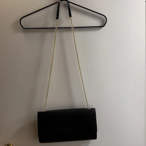 Svart väska  - Svart fin väska med guld band 