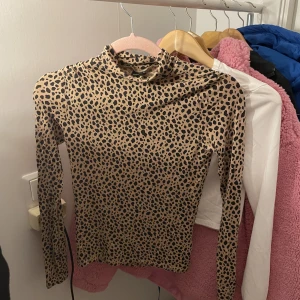 Säljer leopard topp från Gina tricot  - Säljer leopard topp från Gina för att den inte kommer till användning tyvärr, använd några gånger och fint skick!💗