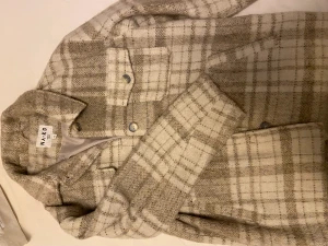 Na-kd jacka - Jättefin och varm jacka. Funkar perfekt att ha under våren/hösten men även på vintern när det inte är så kallt. Jackan är i fint skick och använd några få gånger, den har mest hängt upphängd i garderoben.