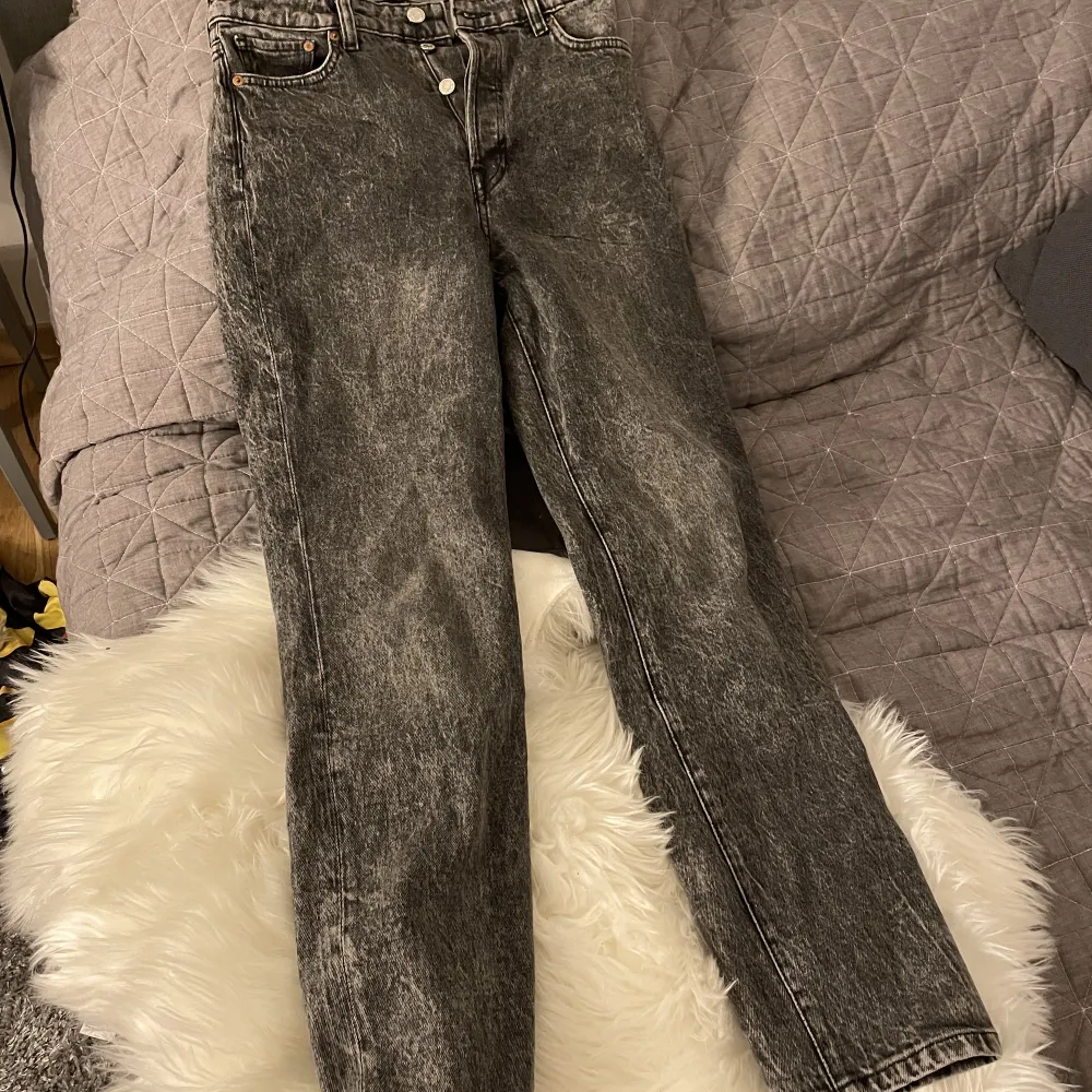 Säljer nu mina gråa mom jeans för att dom inte kommer till användning längre tyvärr, använda några gånger, fint skick! Pris kan diskuteras💗. Jeans & Byxor.