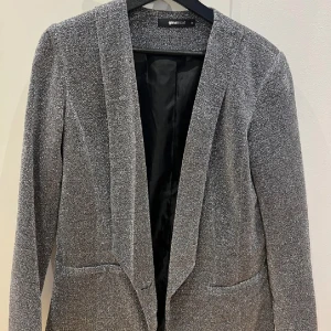 Glitter kavaj - Säljer denna super snygga kavaj! Då jag endast köpte den till nyår, nu letar den ett hem som den behövs bättre i än mitt!🥰 Endast använd en gång❤️