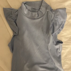 Topp - Säljer min Zara liknade topp från Shein, jätteskönt material! Bra skick och använd 1 gång endast! Kan mötas upp i Jönköping eller frakta, köparen står för frakten💕