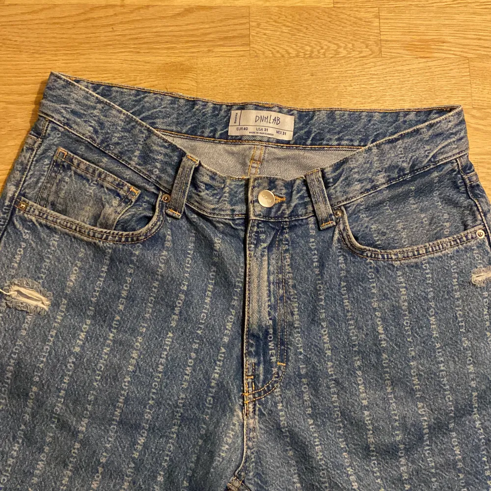 Själv designade jeans från Bershka💞 (har typ valt passformen, hållens plats och att de ska va randig text på). De är i storlek 40 herr och modell straight/raka. Väldigt fina men tyvärr inte ens still längre :( 💗💗skriv gärna vid frågor ❤️. Jeans & Byxor.