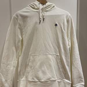 Snygg vit hoodie från Morris. Hoodien är köpt på Season i Jönköping. Tröjan är i väldigt bra skick då den endast har använts ett fåtal gånger. Nypris 1499kr.