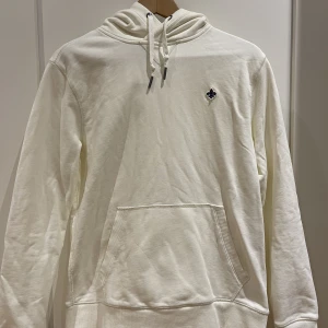 Morris Hoodie - Snygg vit hoodie från Morris. Hoodien är köpt på Season i Jönköping. Tröjan är i väldigt bra skick då den endast har använts ett fåtal gånger. Nypris 1499kr.
