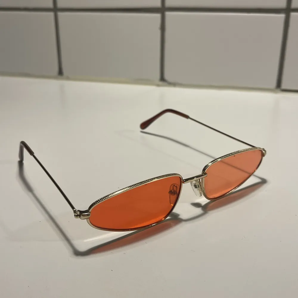 Unika solglasögon med retro stil.. Accessoarer.