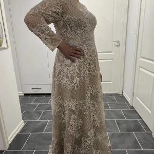 Klänning - En elegant klänning som endast använts vid ett tillfälle och har därmed inga skador eller liknande. Har ni frågor eller funderingar är ni varmt välkomna att höra av er!☺️