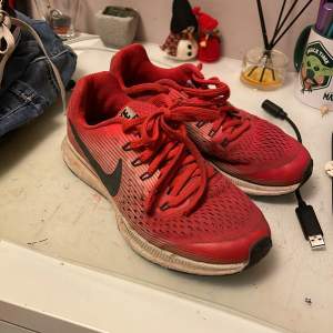Ett par röda Nike skor, storlek 36,5  bra skick lite smutsiga men det gör oftast inget.