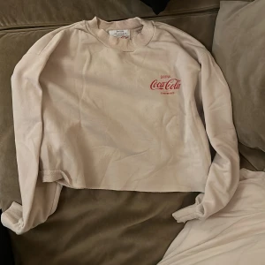 Croppad collagetröja - Coca-cola på, jätte mysig