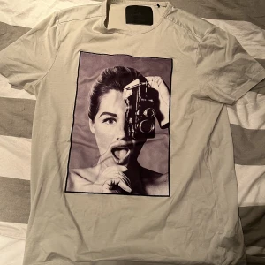 Limitato t shirt  - Limitato t shirt Nyskick Box ingår  Släpper för bra pris 