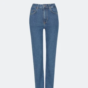 Full lengt 550 jeans  - Säljer dessa jeansen från bik bok, endast använda ett fåtal gånger och är därefter i nyskick. Hoppas någon annan kan få användning för dessa jeansen då jag tyvärr knappt använder dem 💗