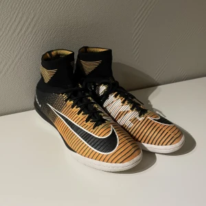Nike MercurialX Proximo 2 IC GS 'Laser Orange' - Nypris 1500kr Storlek 44 Mycket sparsamt använda och endast inomhus Baserade på fotbollskon Mercurial Superfly 5 'Laser Orange'  Hör av er om ni vill ha fler bilder eller har funderingar! Alla bud är välkomna 