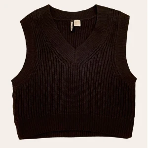 stickad väst - stickad väst från h&m 🖤- storlek S, endast använd några få gånger så fortfarande i bra skick !! priset går att diskutera, så kom med egna förslag 😇fler intresserade -> budgivning 