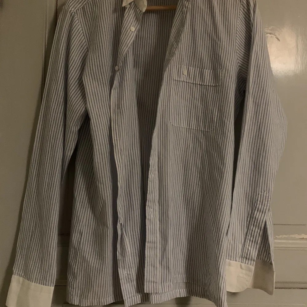 Ljusblå/vit randig, mjuk skjorta. Står ingen strl men skulle säga att den är i M/L. . Skjortor.