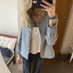 Jeansjacka - Så sjuuukt snygg jeansjacka som är ganska tunn så går även att använda som blus🥰❤️