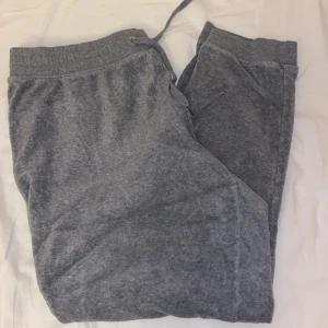 Mjukis byxor  - Ett par gråa bekväma mjukisbyxor med snöre. Passar storlek M/38