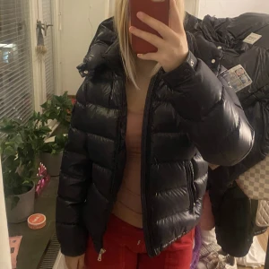 Moncler maya - Nästintill ny jacka från moncler i modellen maya, barnstorlek 14 men passar xs/s! Självklart äkta och qr kod finns! Säljer ENDAST vid bra bud!