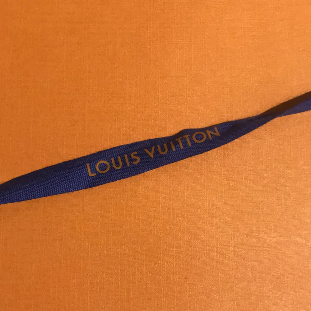 Äkta Louis Vuitton låda med snöre och dustbag. Övrigt.