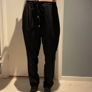 Byxa  - Svart byxa, lösare passform från zara basic collection storlek Small 