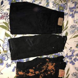 Svarta jeans Baggy jeans Motorcykel jeans som är ripped Blekta svarta jeans