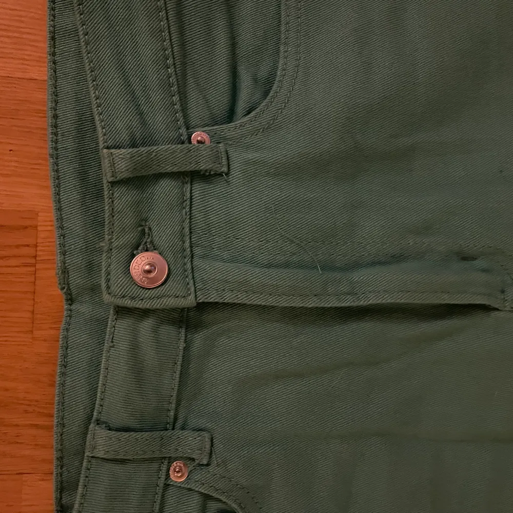 Gröna jeans som är raka väldigt fina och roliga älskade dem. Men inte min stil längre. Kontakta vid frågor 💋. Jeans & Byxor.