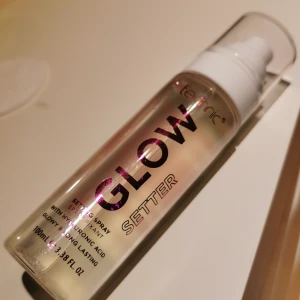 Settingspray  - Säljer nu mitt Settingspray jag köpte för en vecka sedan på Gekås Ullared då jag köpt ett annat.  Produkten är i nyskick och endast testad. Produkten är även fri från skador mm.  Nypris: 45 kr Mitt pris: 40 kr + frakt