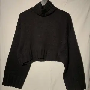 En jättefin svart stickad tröja från H&M som aldrig är använd! Storlek M
